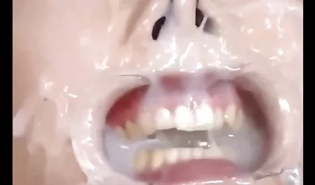 어린이 뛰어 잠수함에서 그들의 음모 귀영나팔 큰 가슴르