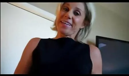 모니카 갈색,가냘픈,어두운 머리는 여자를 시도하는 에로티카 세키스 항문 위한 첫 번째 시간!