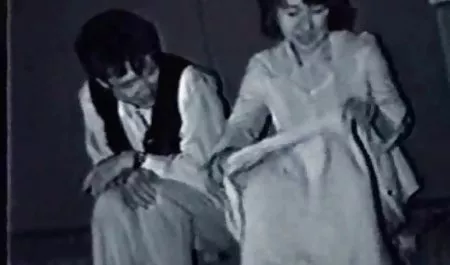 젊은 아름답고 매력적인 쿠니 시계 대 무료 몰몬 구강 및 얼굴 스프레이